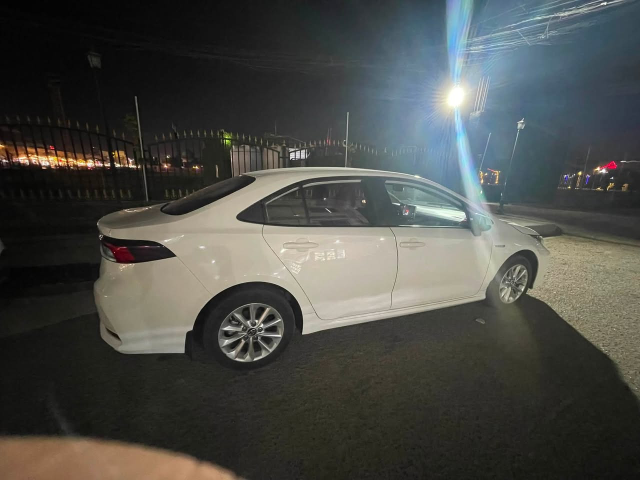 كورلا 2023 هايبرد كامل مواصفات على ايدي من جانت زيرو لحد الان ماشية 67000 الف كم تبريدها ثلج وما بيها نواقص وسيارة جديدة وناعمة بالمشي جدآ والتفويلة تمشيك 750 كم ومداريها بانزين محسن ودهن ممتاز والسيارة مكفولة من الصبغ فقط انطخت وبدلت الباب الخلفي بواحد شركة أخذته ب 400 دولار مطابق 100‎%‎100 وصورة الضربة مرفقة بالصور وبيها فطر بالجامة الأمامية شعري ما يأثر لان بنص الجامة صاير يعني مو كدام العين والسعر 123 ورقة…….***********
