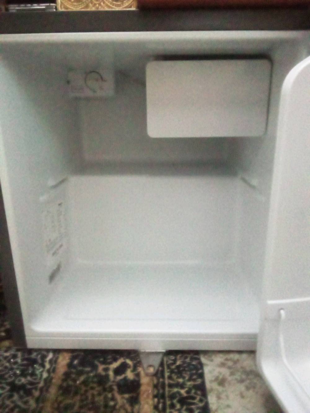 السلام عليكم غراض نضيفه جدا كل حاجه وسعره المكان الدوره سبلت طن ونص هايسنز استخدام موسم واحد ضمان لمده 10سنوات نقصه بس بواري انفيرتر وتحكم امبيريه وبي واي فاي تربطه على التلفون تشغيل من بعد ثلاجه صغيره هايسنز كاروك طفل تخم من 3قنفات مثل ماموضح بصور