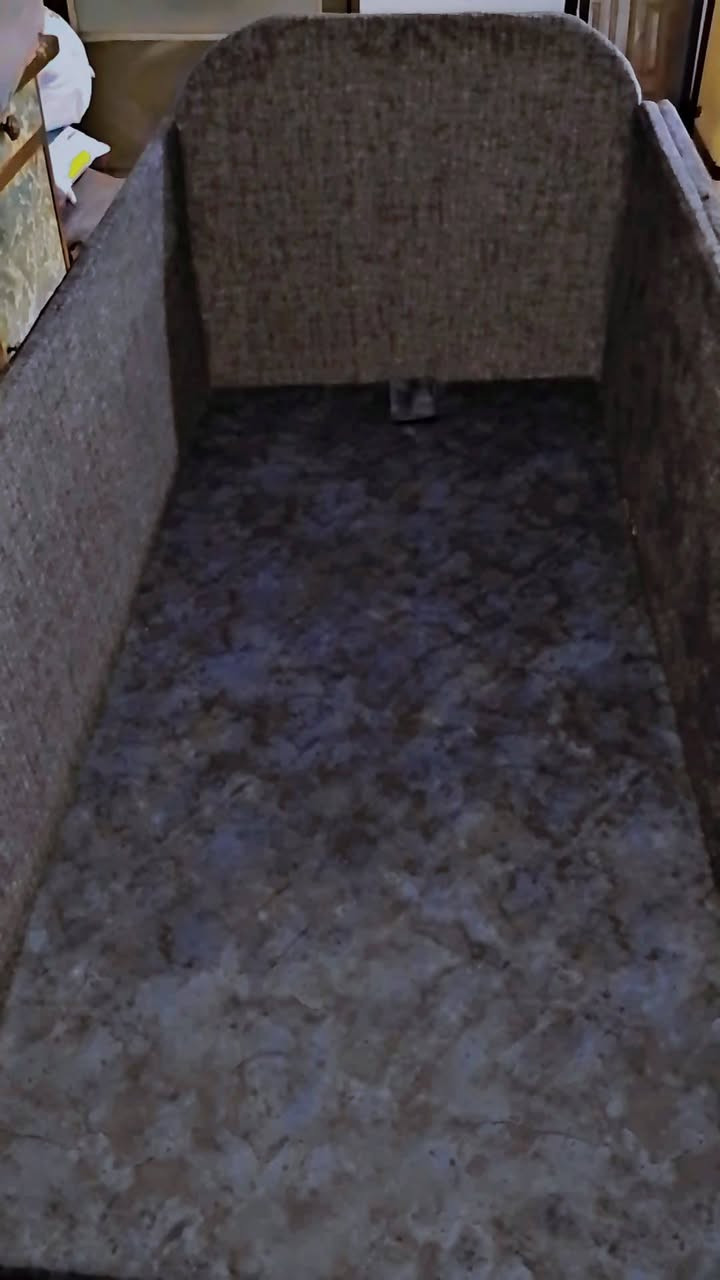 ​🛏️ جرباية أطفال فصال نجارة (جديدة 100%) + الدوشك هدية! 🎁
التفاصيل:
للبيع جرباية بنوتة، فصال خاص عند النجار (خشب قوي وشغل نظيف جداً)، مو مثل الجاهز. الجرباية جديدة تماماً وبنتي أبد مانامت بيها، والله شاهد بعدها بنظافة المعرض.
​سبب البيع: مكان الغرفة ضيق وماخذة مساحة، وإلا هي قطعة ما تتفوت.

​القياسات (راهية وعريضة):
​الطول: 160 سم (تكفيها لحد ما تكبر).
​العرض: 75 سم (عريضة ومريحة جداً).
​العمق: 42 سم (أمان كامل مستحيل الطفل يوكع).
​الارتفاع: 90 سم.

​💰 السعر: 80 ألف دينار ( و بيها مجال بسيط ).

🎁 العرض يشمل: الدوشك هدية مجانية وية الجرباية (كاملة مكملة).

​📍 المكان: ( بابل / الحلة / حي العسكري / حي الضباط / خلف مدرسة ابن ادريس )

📞 للتواصل: (المراسلة على الخاص او الإتصال على الرقم التالي *********** ) 

ملاحظة / ما ابيعها بعمولة رجاءً بدون احراج + الي مو شراي لا يكسر برزق غيره 🤝
