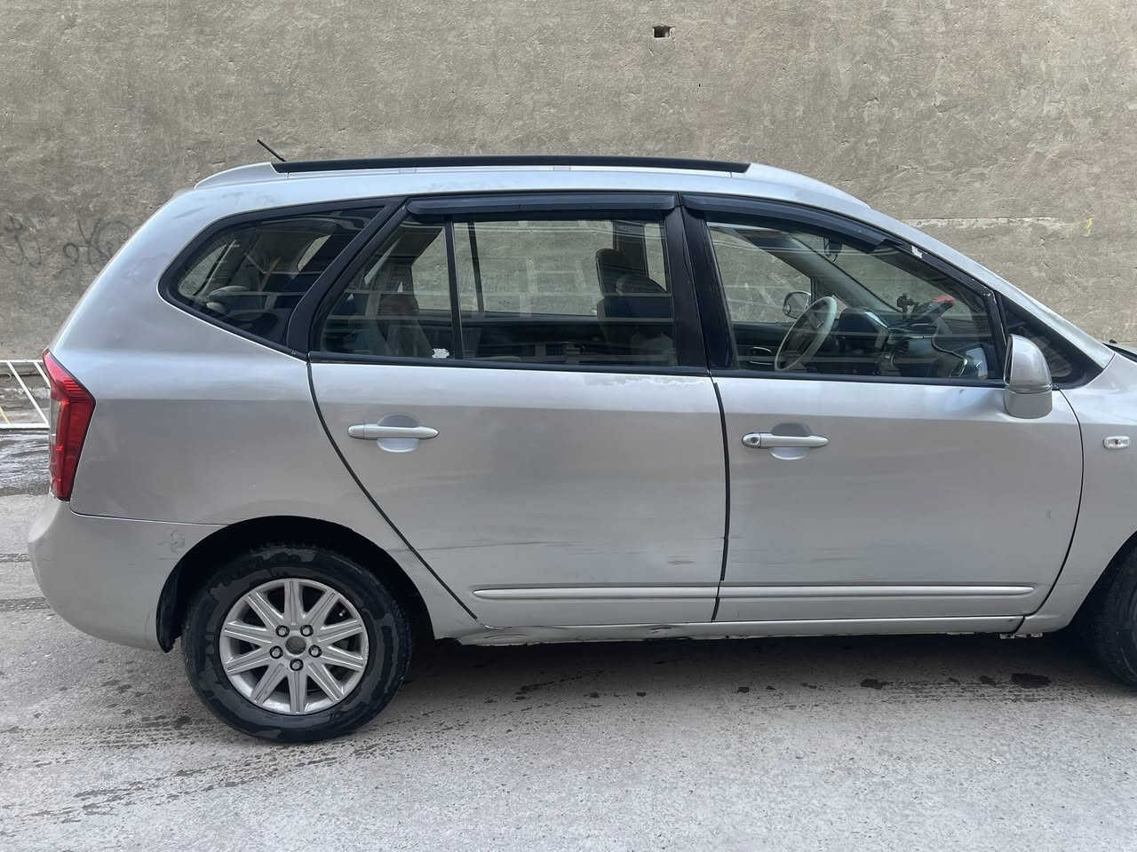 السلام عليكم كيا كارنز ٢٠٠٩ وارد خليجي محرك ٢٠٠٠  مكينه وكير مكفول ٧ راكب كشر السياره بي ملاحظات السياره عليه ادامه كامله من نوزل وبلك ومجول وتنظيف غرفه الاحتراق والبساتم رقم بغداد انكليزي السياره باسمي تحويل مباشر اي استفسار اتصل *********** السونار مرفق السعر 88 سعر نهائي السياره تفيد اصحاب الخطوط واصحاب العوائل
