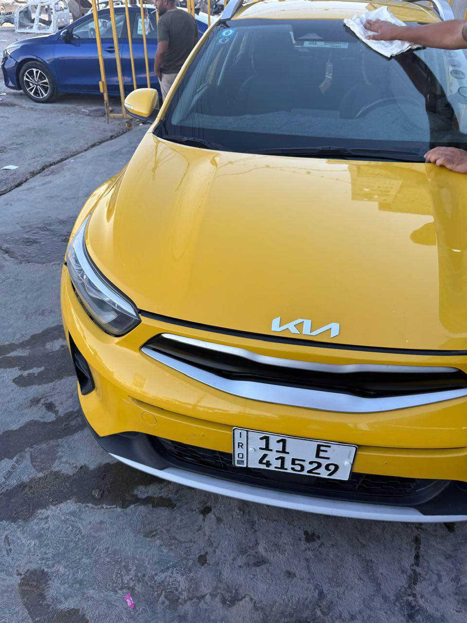 كيا ستونيك 2022 
اصفر بلاد مو صبغ رقم خصوصي 
حادث بنيد وجاملغ فقط بدون دواخل 
مكينة 1400
ماشية 85الف 
مابيهة نقص كلشي شغال 
مري شفط 
كروز سرعة 
تحديد مسار 
رادار امامي خلفي 
السيارة وارد خليجي 
السعر 113 
مكان بلديات 
*********** بغداد, العراق
