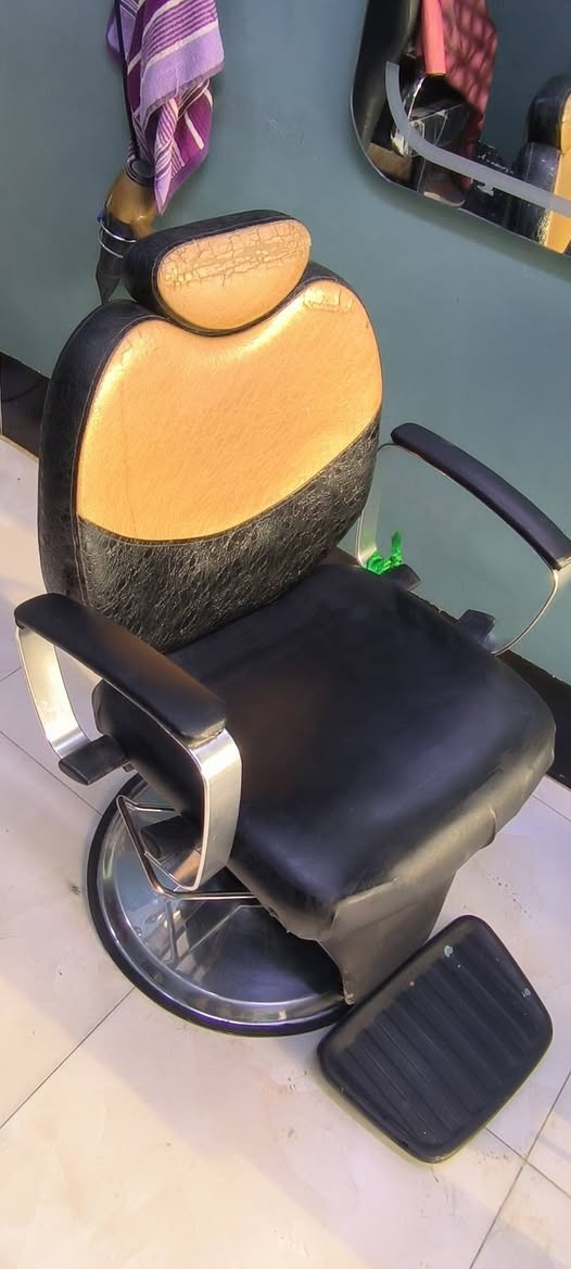 سلام عليكم ورحمة الله 
كراسي حلاقه  2 قطعتين  
الاسود الشبح سعره 210الف 
والتاني الناعم سعره130الف 
للاتصال على الرقم/***********
