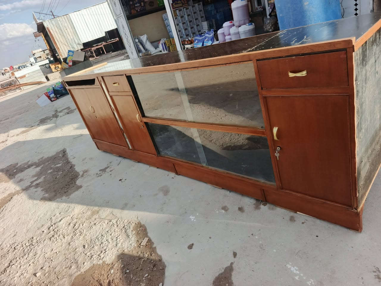 السلام عليكم بوفيه صاج عراقي جديده الطول 3 متر شغل درجه اولي راعيه مفصله 300 جاهزه من كلشي نضافه فول 
السعر الحلي 175 مكان كرابله 
***********
