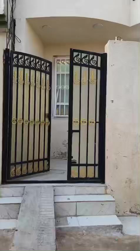 بيت 100 متر طابق واحد بناء حديث كافة الخدمات متوفره ماء مجاري كهرباء العنوان كربلاء الحر الصغير للاستفسار الاتصال ***********
