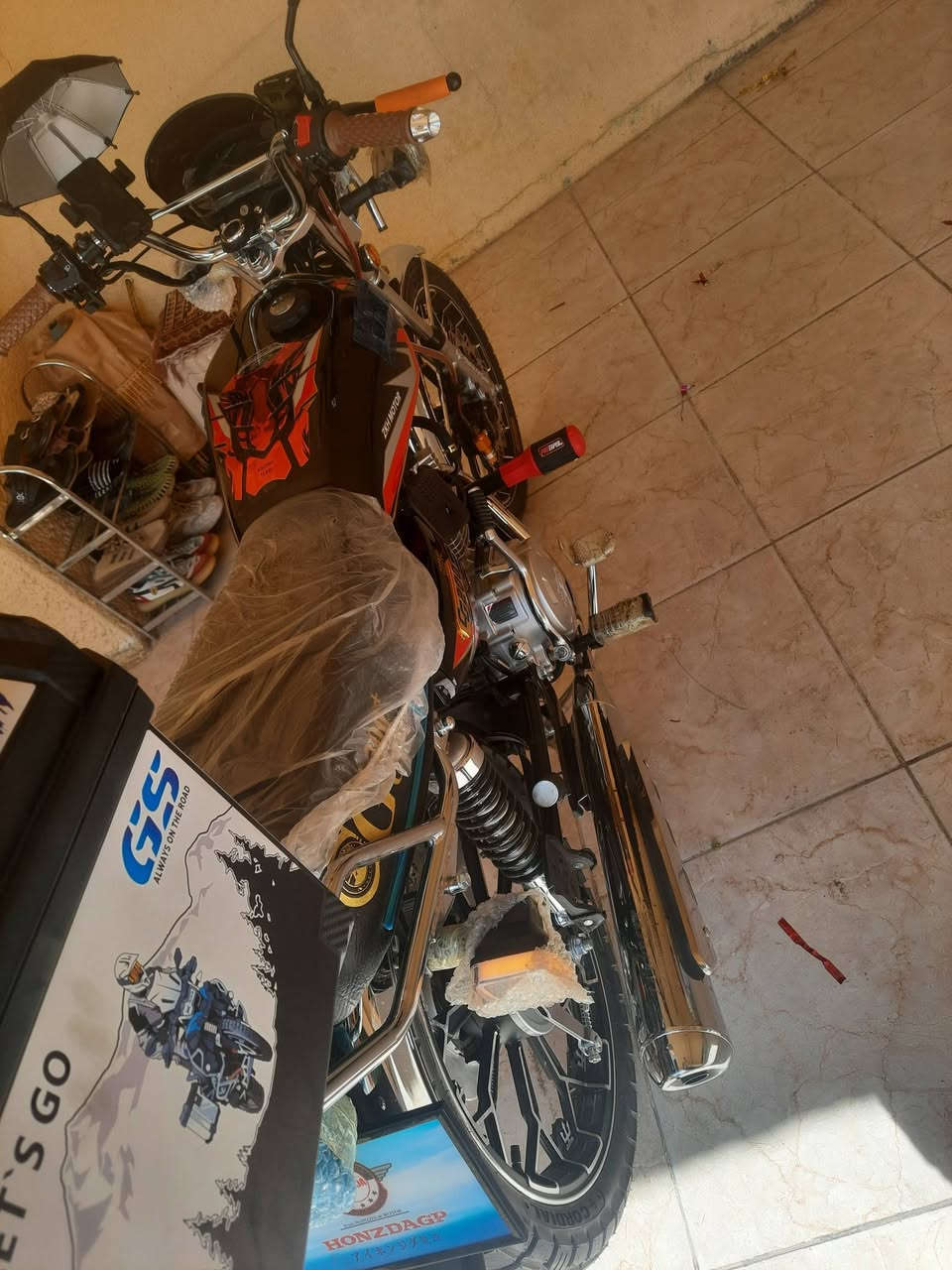 السلام عليكم
ايراني نضيف جديد للبيع 
2026 احدث شي محرك 200cc وضعه بلادي اللايتات شغاله عله اناره برغي ما مفتوح بي  السعر :مليون الف دينار قفله 
شادله صندوق وشادله جلد وشادله دعاميه كامل بس تركب 
هاتف :***********
