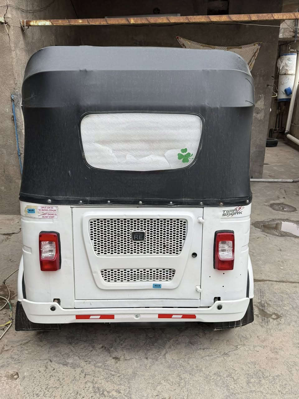 يا الله السلام عليكم ورحمه الله وبركاته
تكتك 22 شهر الرابع التكتك مثل ما تشوفون بالصور بيها بارد بالغد وبيها تكحيلات  المحرك مبدل بوشه وبستم جديد اكسلها خير من الله تايرات جدد 
التكتك مال عيشه مرتبه السعر المطلوب 8 مليون خابر وادلل رقم الهاتف ***********
