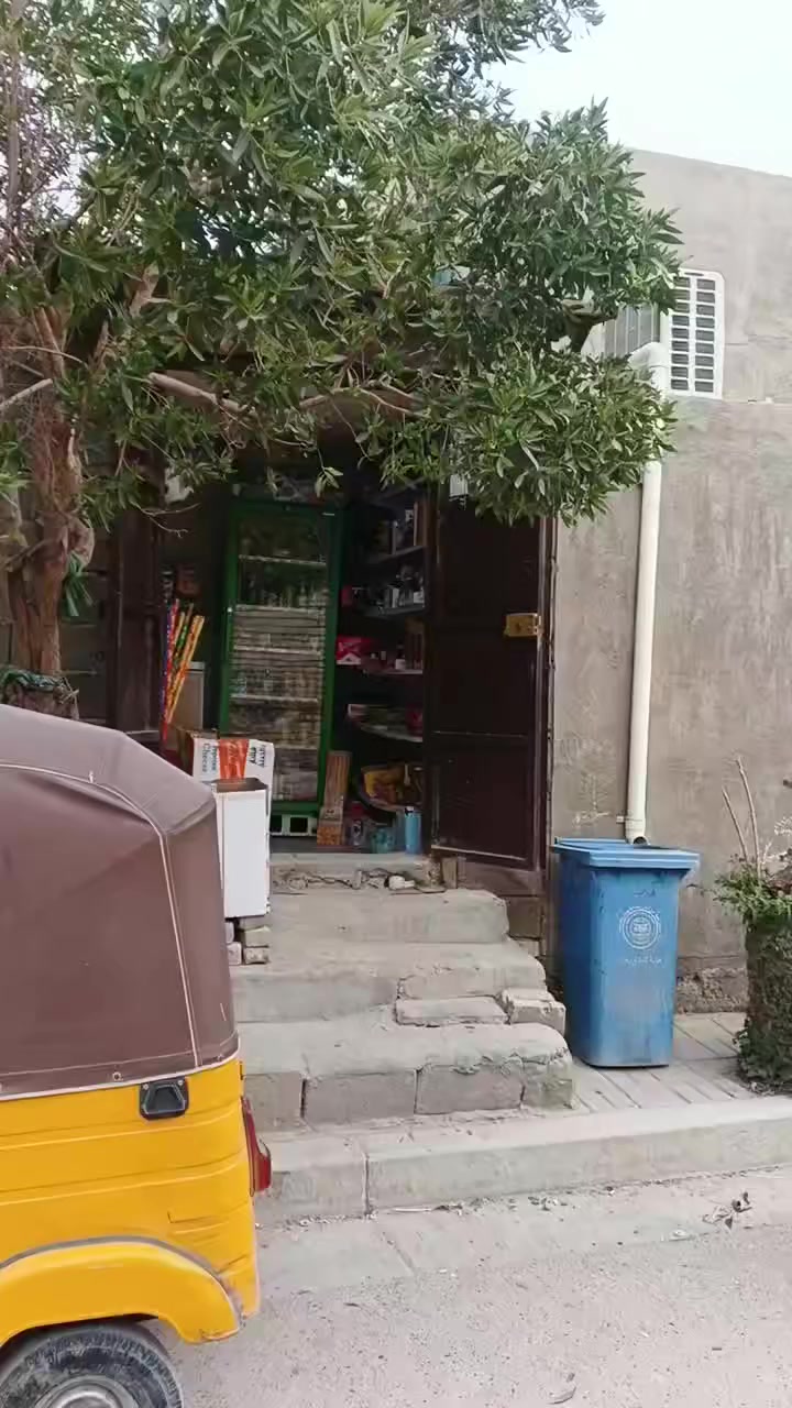 سلام عليكم من رخصه صاحب الحساب  دار 100 متر  للبيع حي الكوفه  جه كسره اوعطش شارع التبليط   الشارع الخلف الملعب نهايته قبل الأخير كما موضح بلفديوو. وقرب حسينيه الأمام الحسن المجتبى ع. نقصه ديوانيه تبنيه. يطلع لك مطبخ وترك وممر معزول.   السعر 50 مليون  بيه مجال حك الجيه  مرفوع  كتابه للأمانه من أجل للتطويب .. الأتصال ***********
