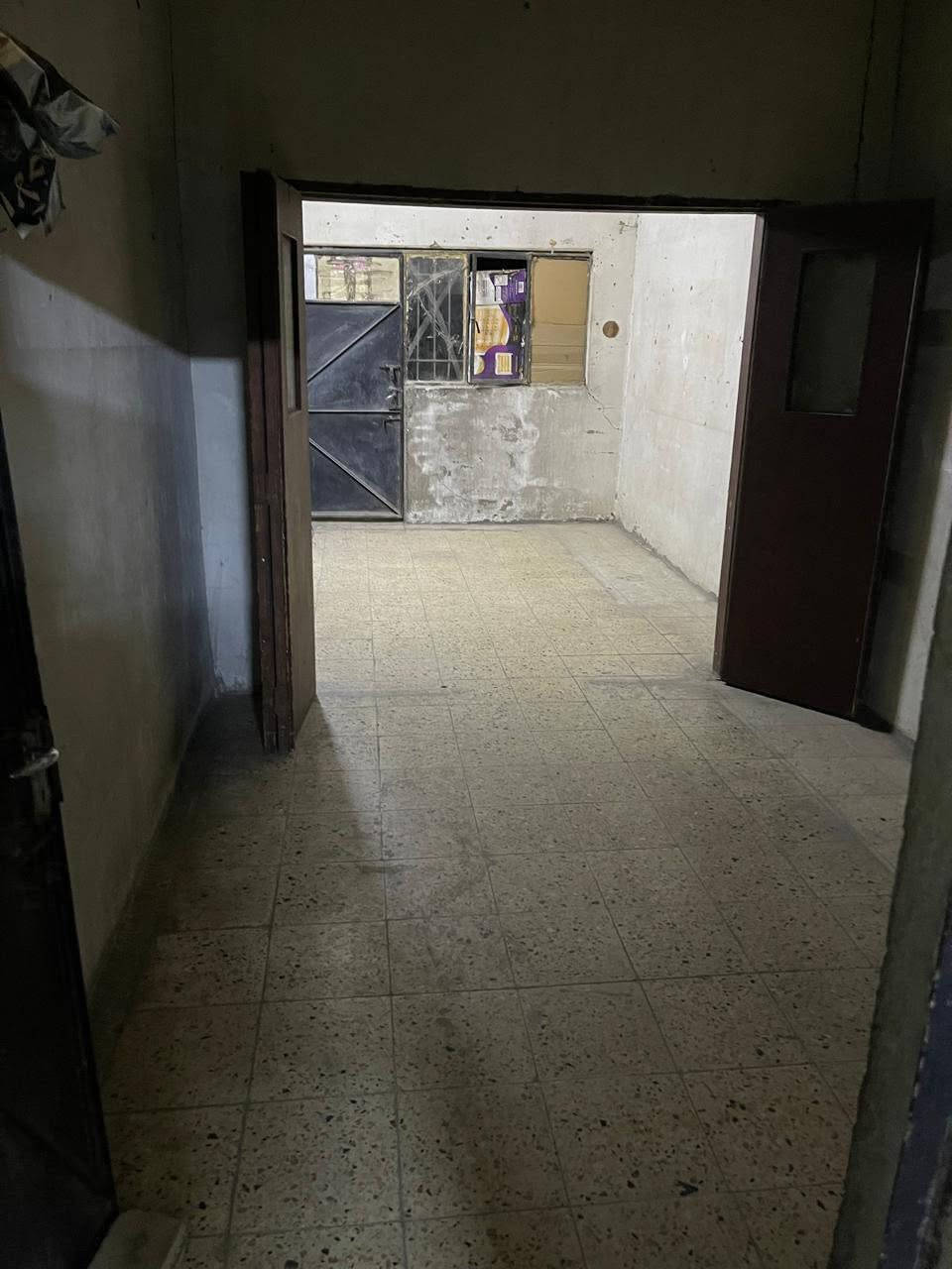 للأيجار
بيت كلاسك شويه تعبان مساحه 65 متر 
يحتوي// مطبخ + صاله + 2 غرف نوم متداخلات وحده ببطن اللخ + خدمات +كراج + مخزن 
الموقع // الشعب قرب جامع الشروفي 
السعر // 400 الف

ملاحظه : البيت مباشر بدون دلاليه 
للاستفسار : ***********
