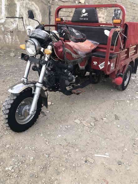 ستوته للبيع 
موديل 21 محرك شرط شاصي شرط كل عل بلادي 
عقد شخوان بيه بس السعر مليون وميتين 
***********
مكاني باجوان طريق الدبس
