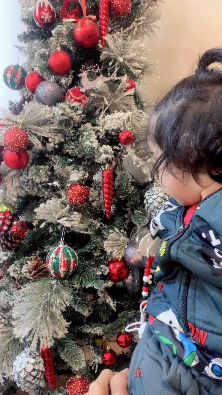 طبعا بنتي البارحة وگعت على رأسها داخت ورادت تنام بس  ما خليتها ، فطلعتها فريتها برة بالشارع وبالي يمها الحمدلله عدت على سلامة اليوم بالليل صارت عندها شمرة بسيطة ما احجيلكم على الهلع اللي صابني واني طبيب ومسؤول الفريق الطبي بلحظة شفت نفسي  مجرد اب  حاير شيسوي بنص الليل !!!  تعرفون موضوع الاستشاريات كلها معزلين فاتصلت هاتفيا مع أحد زملائي الاخصائيين وتم توجيهي من قبله جزاه الله خير بنص الليل وطمني بعد ما صورتله الحالة والأمور تمام حاليا 
والله اتمنيت بعيد الشر عنكم  الكل الله يسهل أمرهم مثل ما سهل امري واني سويت هذا الفريق حتى نكون قريبين على كل اهلنا وناسنا بهذه السرعة لهذا خلينا رقم الكم تتواصلون وياه في حالات الطارئة ليلا أو الاستشارات شيروه وجزاكم الله خيرا 
***********
***********
