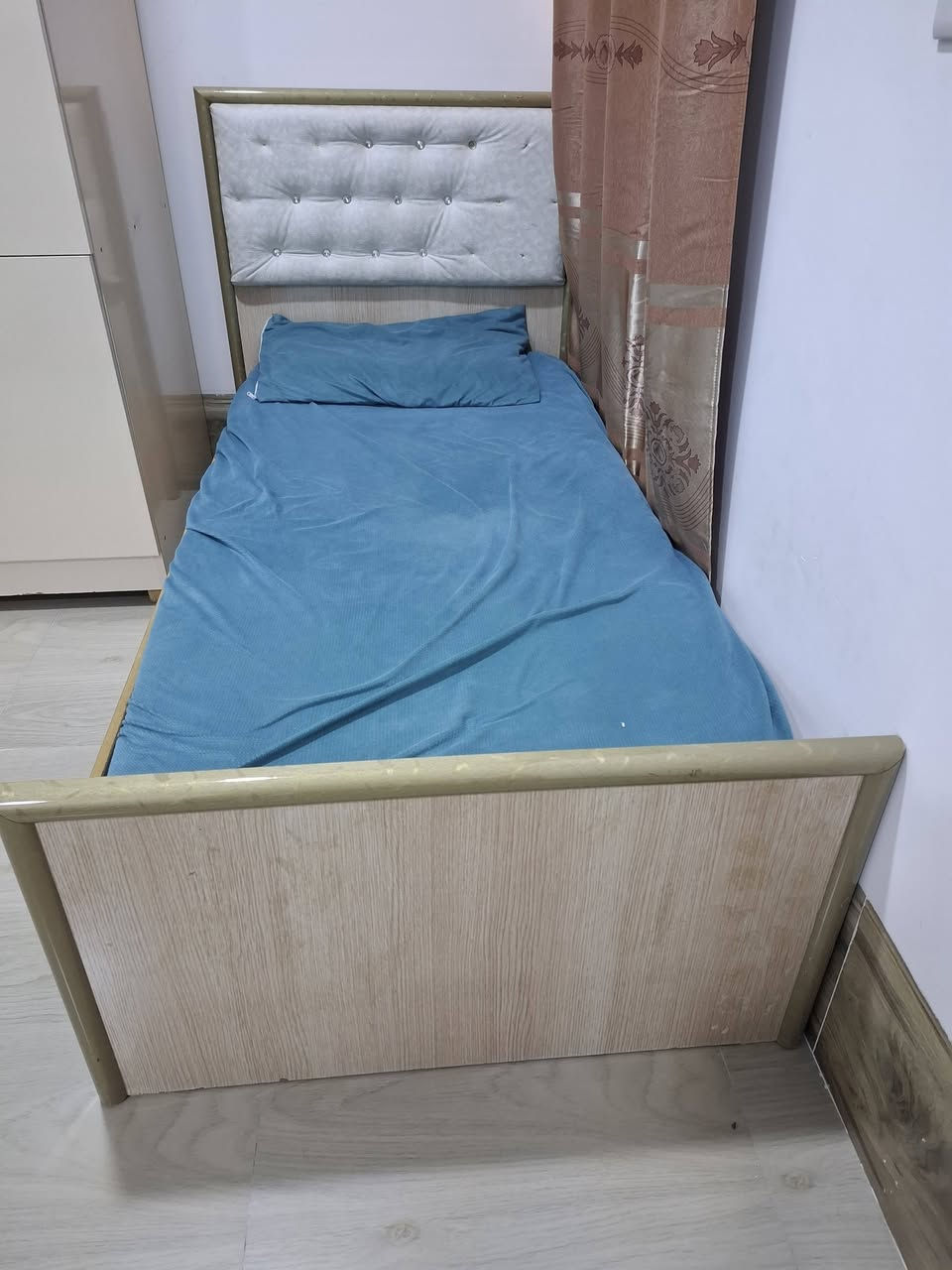 غرفه نوم تركي 8 قطع نظيف.مع جربايات عدد 2وكانتور.500 الف.العنوان كركوك.شوراو
***********
