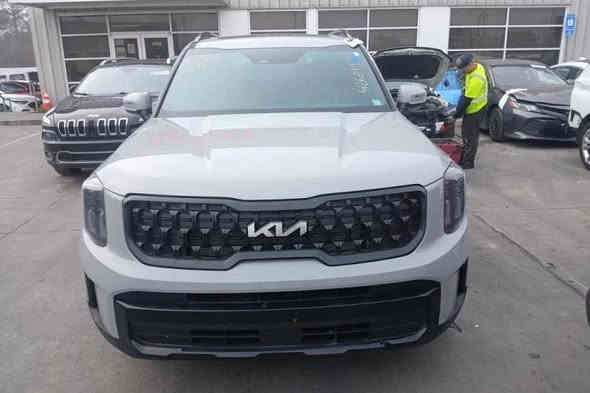 سلام عليكم كيا  تلورايد موديل وارد 2024أمريكي فول مواصفات
1.رادار أمامي + خلفي 

2.فتحت سقف

3. أشاير بل مري 

4.لد نهاري لون شمسي 

5.ويل حجم 20

6.جنطة كهرباء

7.تشغيل عن بعد 

8.كامرة خلفية

9.عدسات زينون

10.كشن منفصل لون مشمشي  vip

11.تدفئة تبريد كشنات أمامية

12.تبريد مركزي 3 قطع 

13.برد خلفية دفن بلادي 

14.ترحيب

15.كشن السائق كهرباء بل كامل 

16.كشن الصدر كهرباء 

17.نقطة عمياء

18.مانع انزلاق

19. تحديد مسار

20.أوتو هولد

21.سايد بريك  دگمة

22.اربع مودات قيادة 

23.الوضع الاقتصادي عند وقوف السيارة 

24.شاشة چبيرة 

25. تعتيم المراية 

السيارة بعد بيها هواي مواصفات ما مذكورة .

مرقم بغداد  رقم حلو تحويل شوكت ما يعجبك السنوية بأسمي .

الضرر:. موضع بل منشور الچاملغ الامامي   معدل على البارد +صبغ و بيهة بحچة بطول الاصبع فقط الباقي كلة مكفول كفالة عامة من گشر و تكحيل و مكينة.    السيارة وياها بصمتين 

 السعر :  335     ***********
