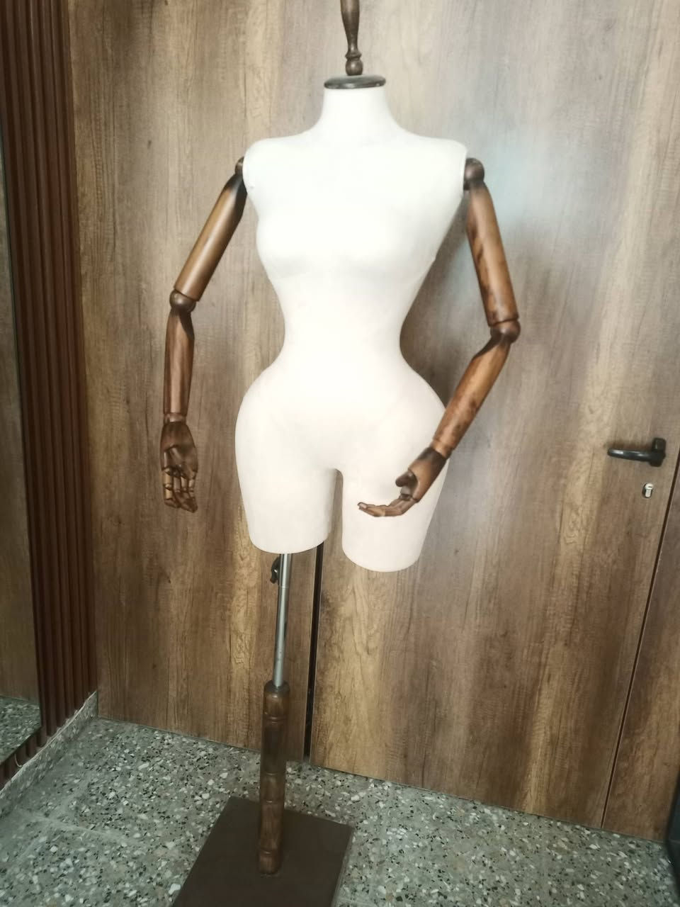 للبيع ستاندات عدد 6  وملكانات عدد 2 تعاليك 100 قطعه ***********
