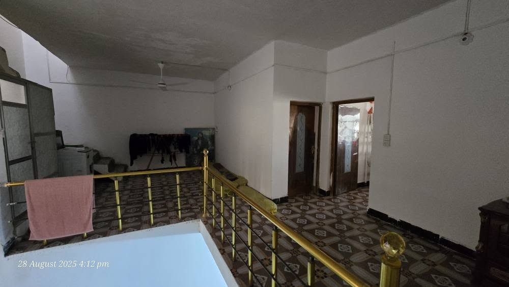 سلام عليكم 
دار للبيع  بمساحة ٢١٦ م في الحلة حي المهندسين واقع في الفرع مقابل مجمع الامين الطبي مجاور فرن صمون العسل عرض شارع ١٥ متر 
يبعد مسافة ١٠٠ م عن الشارع الرئيسي
سعر البيع ٢٣٠ مليون
طابو صرف بناء ٢٠١٠ وترميم ٢٠٢٥ وحالة الدار جيده جدا 
بناء طابوق جمهوري وسقف صب مسلح  
طارمه بأرضية بورسلين تكفي سيارتين وحديقة كبيرة 
ممر داير الدار بلا مناور 
الطابق الاول ارضية كرانيت ومكون من هول و استقبال و مطبخ و غرفة و صحيات
الطابق الثاني ارضية بورسلين ومكون من هول و غرفتين و صحيات و بلكونه
سطح ارضية فرشي
للتواصل ***********
*********** حلة, بابل
