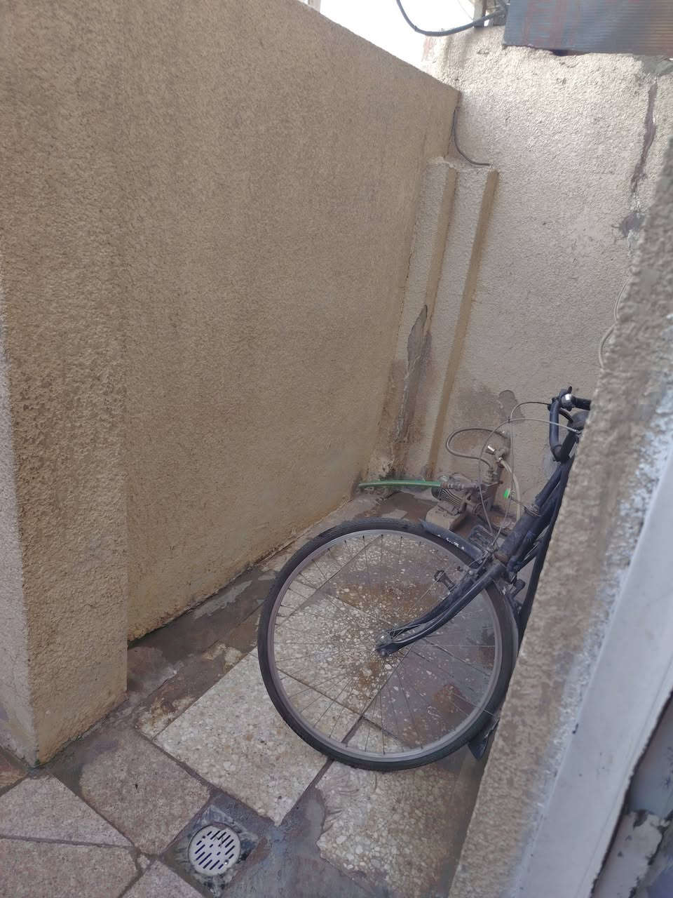 مشتمل ارضي للبيع مكان مميز الرسالة الثانية مساحته ٦٣ يحتوي عل غرفتين وصالة ومطبخ وخدمات فوك وتحت ومنور وترك وطرمة صغيرة واجهة ٣ونص في ١٨في السعر ١٣٥ الاستفسار ***********او *********** لايوجد رد عالماسنجر. الشراي يجي يشوف
