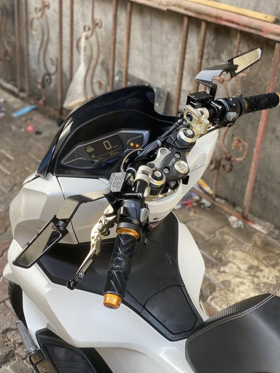 السلام عليكم للبيع
دراجة pcx 2023 ياباني وارد فيتنام 
مو كوري قطعة نادرة من لاخير 

لون ابيض صدفي 
طبت ماشية 4000 زيرو 
الحالي 24 الف حقيقي 
حجم المحرك 125cc 
ستيرن رياضي 4 قطع 
مري شفط اصليات 
درع حماية للدوسات + طلاعات وياهن 
كشن رياضي اصلي مختم pcx 
دبلات خلفية ام البطل 
قبق شوته + قبق كلجات شفاف 
+ اضوية متغير 
الذيل الخلفي رياضي 
قاعده رقم اصلية 
طلاعات القدم الخلفية نيكل Pcx 
درع حديد اصلي حماية قبق كلجات 
تدفئه باليدات + حسام زدحام 
ستان كهربائي بالكوري يجي ملغي للمعلومه 
كفالة كشر + مكينة + كلجات + صوت خشن 
وكهربائيات علمود لتسلني عليهن شرط فحص 
دشبول صافي لا جيك ولا مدري شنو 
وبعد عليه غراض منذكرن 
اكرر كفالة من باب تاخذها 

اي ستفسار متواجد خاص واتساب 
رقمي *********** 

مكانها النهظة شارع شيخ عمر 
قرب باجة الحاتي
