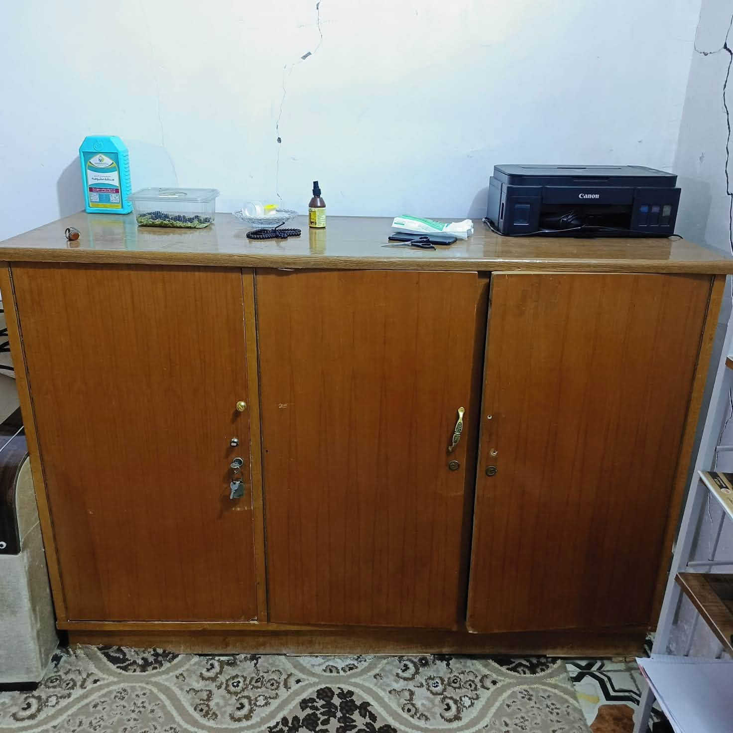قنفات للبيع اربع قطع نظيفات سعرهن 100الف
ومكتبه خشب اصلي سعره60الف
وميز تلفزون سعره 40الف
وكاربت طوله7وعرضه5سعره75الف
للتواصل***********
