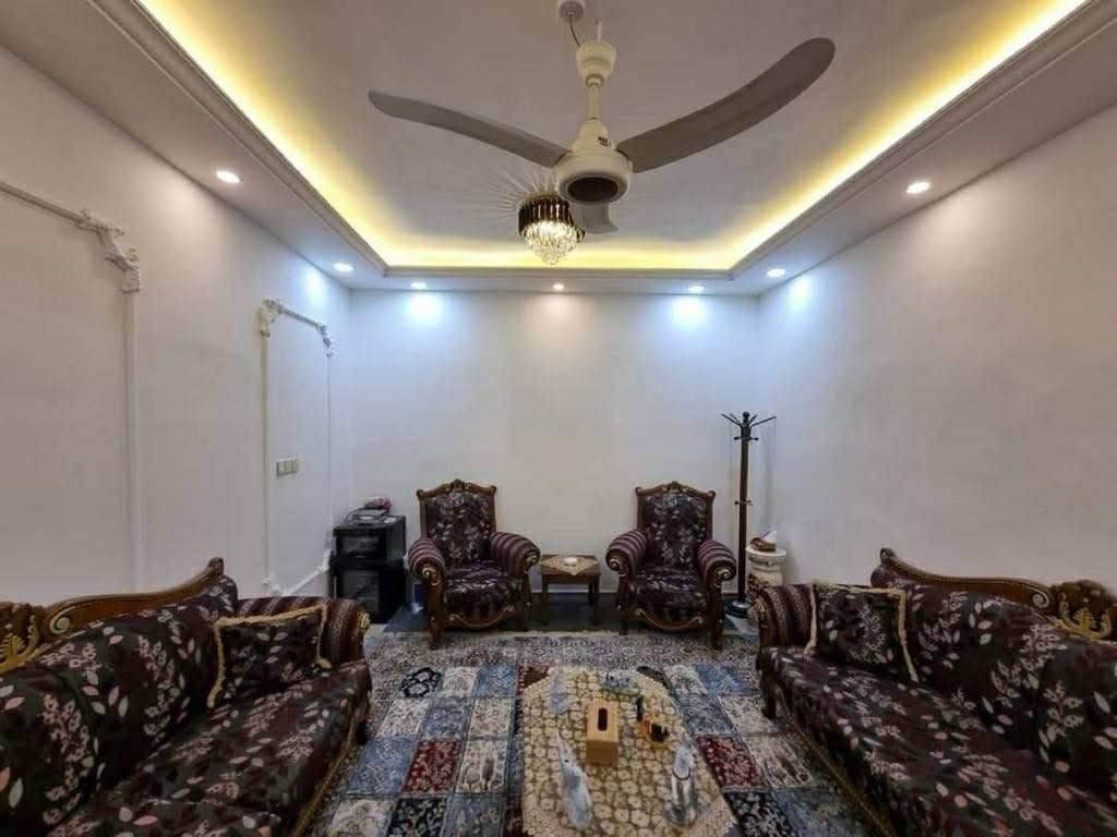#بيت_منطقة_حي_الصدر_على_شااارع_20_قرب_المدارس 

يتكون من طابقين كونكريت مسلح 
#الطابق_الاول غرفتين وصالة واستقبال ومطبخ وصحيات داخليه وخارجيه وطارمه 

#الطابق_الثاني غرفتين وصاله بالاضافه الى شقه معزوله غرفه وصالة ومطبخ 

مرمم 2025 
________________________________
تفاصيل اكثر زيارة مكتب الجنوب للعقارات 
الواقع في حي العسكري عالشارع العام الرئيسي تقاطع حي الشهداء العماره البيضاء العاليه ام النسر 

او الاتصال عالرقم ***********

بأدارة المهندس حسين عيسى الشمري
