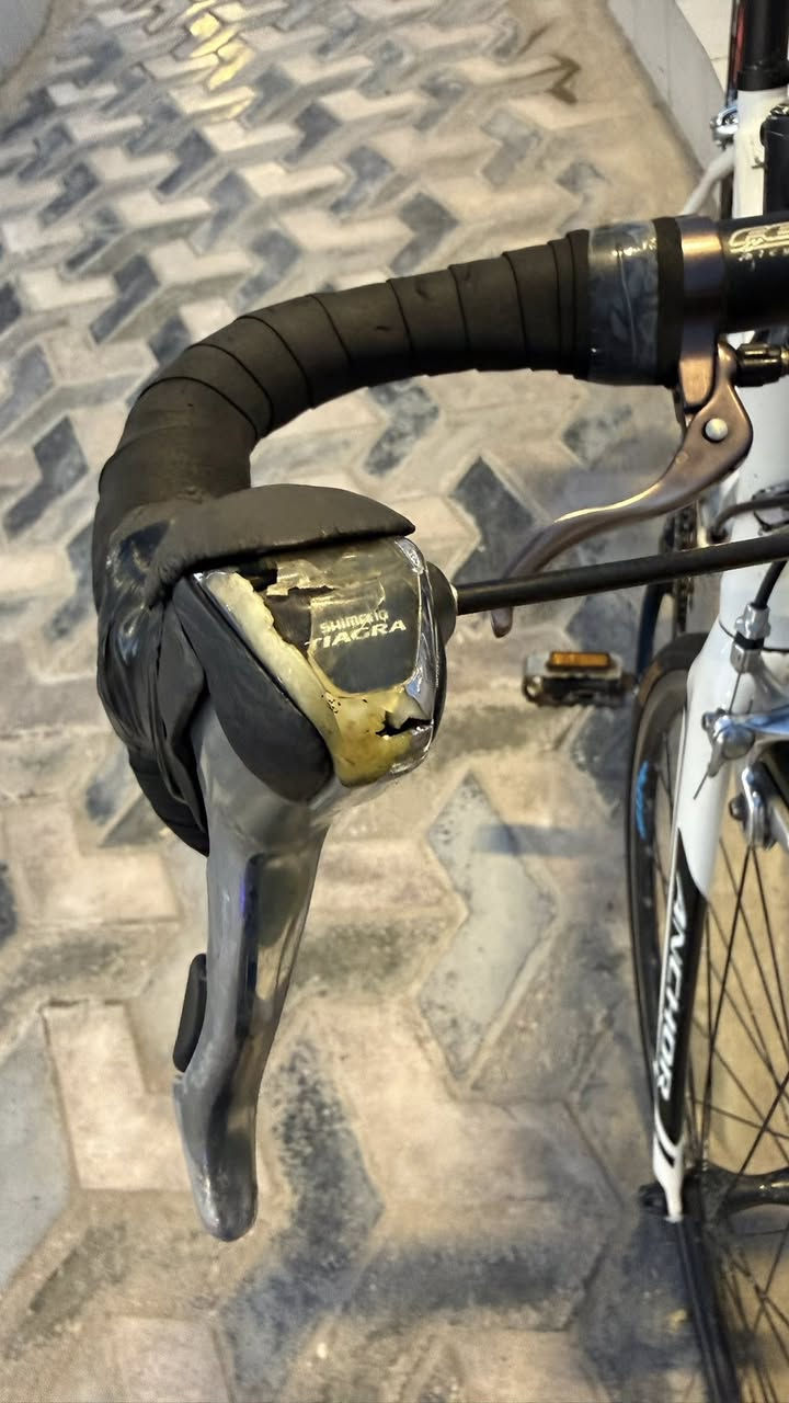 السلام عليكم 
-رود بايك ماركة anchor تصميم انسيابي 
-فريم ناصي معدن المنيوم ماشة كاربون 
- سيت تياكرا 9-2 العقرب والنقال شيمانو 105
-صينية FSA
 -بريكات شيمانو 
-السعر 290قفل


**إذا كنت صاحب هذا الإعلان وتريد حذفه لأي سبب، رجاءا أرسل رسالة إلى الدعم الفني**