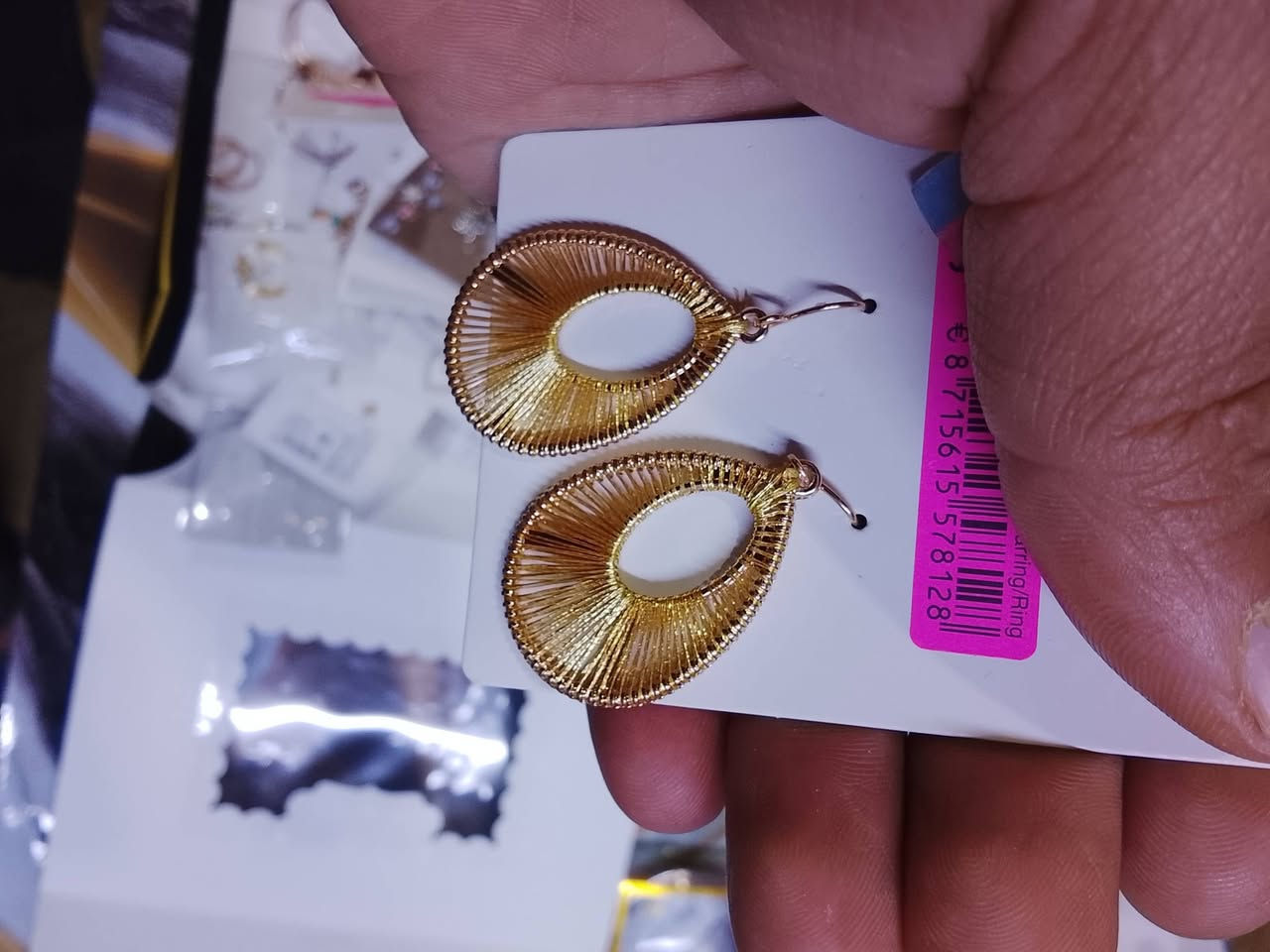 يا الله توفرت مجموعة من الإكسسوارات النسائيه مختلفه الأحجام والأشكال الاسعار مكتوبه اسفل كل صوره ⬇️⬇️


**إذا كنت صاحب هذا الإعلان وتريد حذفه لأي سبب، رجاءا أرسل رسالة إلى الدعم الفني**