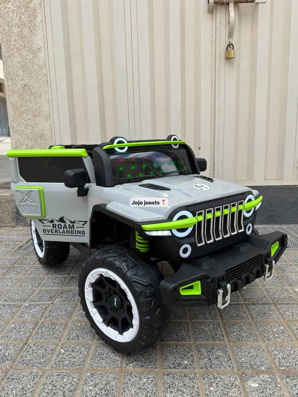 VOITURE ÉLECTRIQUE JEEP 4x4 12V ⚡️
✅🎖️JOJO JOUETS🎖️✅
🔵‼️HARES DEGDEG‼️🔵
✔️Batterie 12V7AH. 
✔️4 Moteurs 💪.
✔️Télécommande 2,4 GHz.
✔️Fonction balançoire.
✔️Lumière Avant LED.  
✔️Lumière d’ambiance LED. 
✔️3 Niveaux de Vitesse. 
✔️Design ergonomique.
✔️USB et Aux pour la musique.
✔️1 Place. 
✔️Tranche d'âge : 1 à 8 ans. 
✔️Portes ouvrables. 
✔️Vitesse maximale : 10 km/h
✔️Ceinture de sécurité.
✔️Contrôle de l'app Téléphone 📱 . 
✔️ Capacité de charge :30 Kgs.

Les Couleurs Disponibles : Blanc / Rouge / Gris. 

‎📦🚚التوصيل مجاني لجميع المدن مع الدفع عند الإستلام. 

🔵‼️HARES DEGDEG‼️🔵

💰 تخفيضات


**إذا كنت صاحب هذا الإعلان وتريد حذفه لأي سبب، رجاءا أرسل رسالة إلى الدعم الفني**