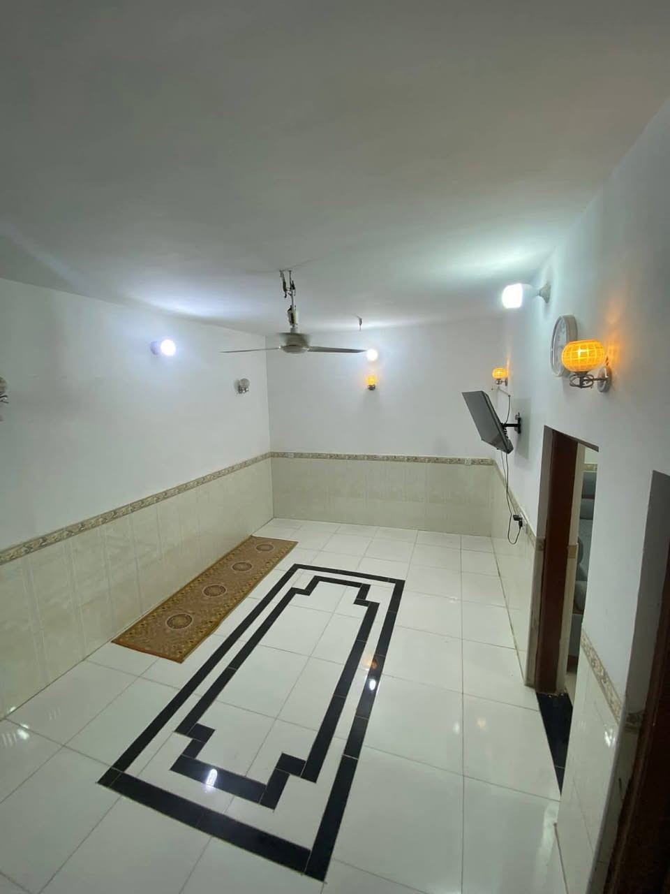 ( السعر ب١٧٥ مع مجال بسيط) بيت طابقين (طابوصرف)   (سند مستقل)حديث (المساحة ٢٠٠ متر) يتكون من خمسة غرف) واستقبال وصالة عدد ٢ومجمع صحيات داخلية وخارجية الموقع (كربلاء المقدسة بل التحديد بقضاء طويريج) منطقة ام الهوى ((للستفسار بآدارة الوسيط العقاري الاستاذعلي خلف الشمري( ***********) (***********)للعازم على الشراء من المحافظات العراقية نحن في خدمتكم
