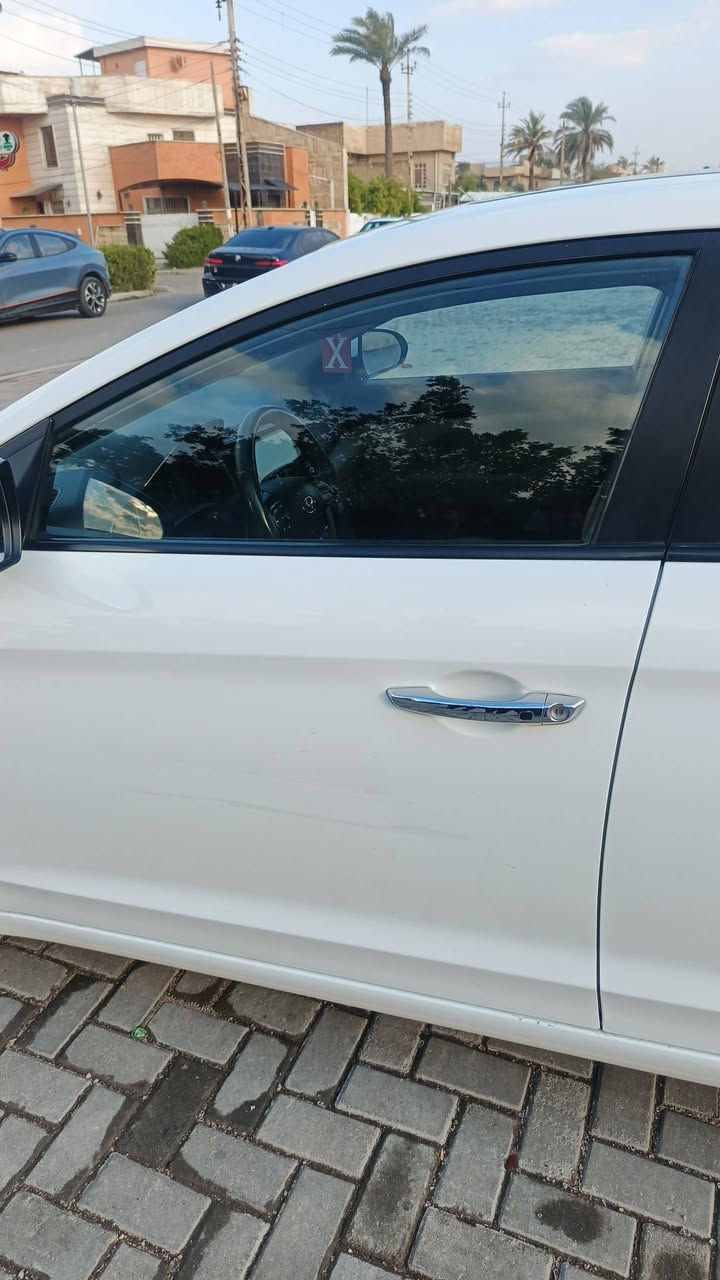 السلام عليكم الانتره للبيع موديل 2020  المواصفات معروفه مكفوله كفاله عامه ما عده شخط باب السايق مكحل موضح بل صوره ماشيه 80  المكينه 2000 دوش السعر 170 بيهه مجال حك الجيه عنوان بغداد ال عامريه قرب نادي الخطوط الهاتف ***********
