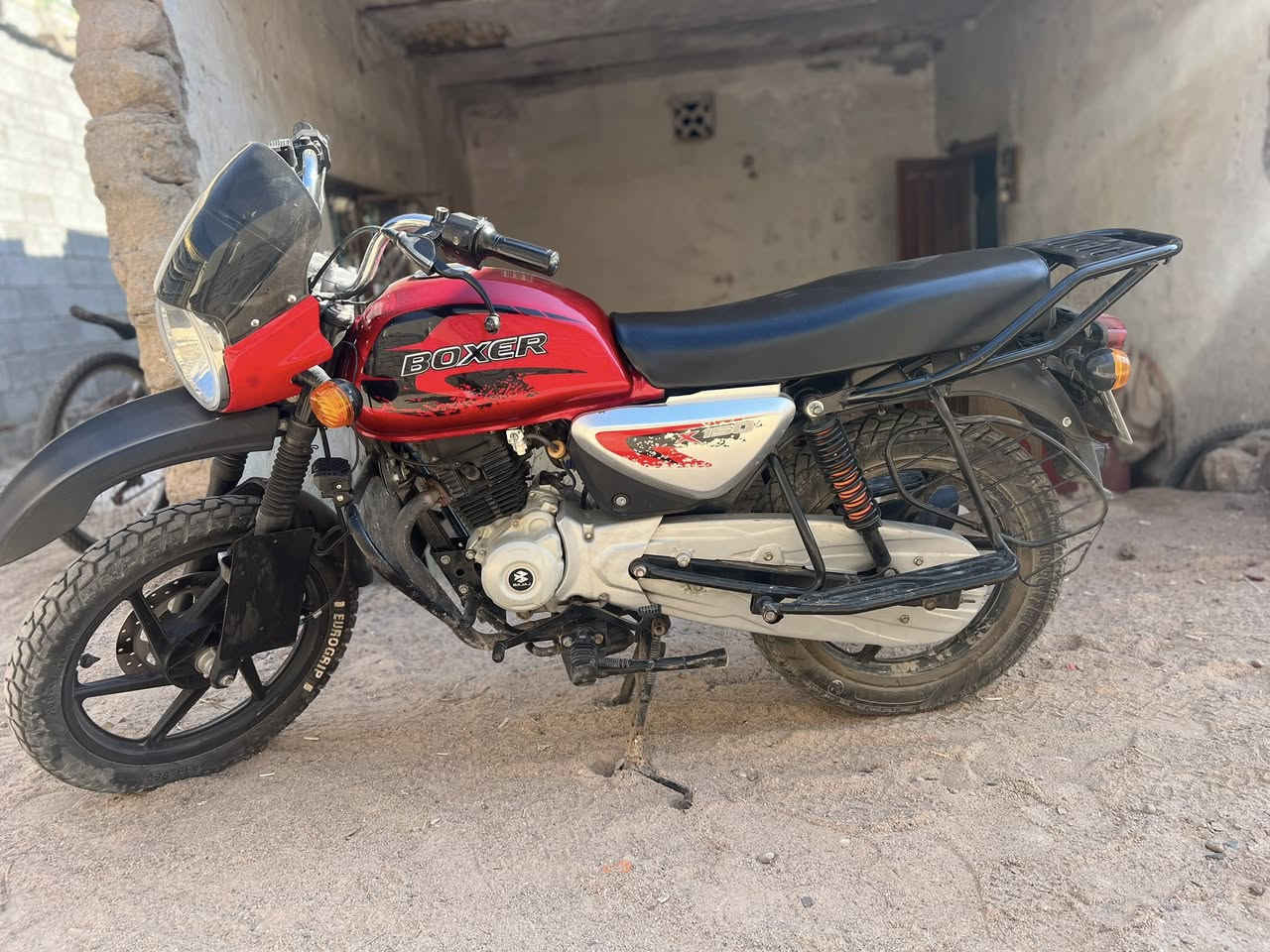 بوكسر ٢٠٢١رقم وسنويه ٢٠٣٠دراجه نضيفه ماشيه ٢٧الف          قم الهاتف :*********** السعر ١٩٠٠
