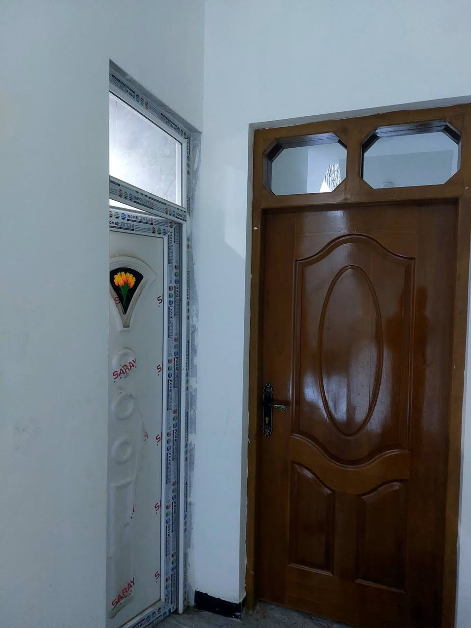 دار مساحة ١٠٠متر في الجغيفي الثانيه قرب اسواق جنه بناء حديث طابوق طابقين درجه اوله اساس رفت ٣غرف بيتونه طابق ثالث السعر ٦٧ للإستفسار ***********
