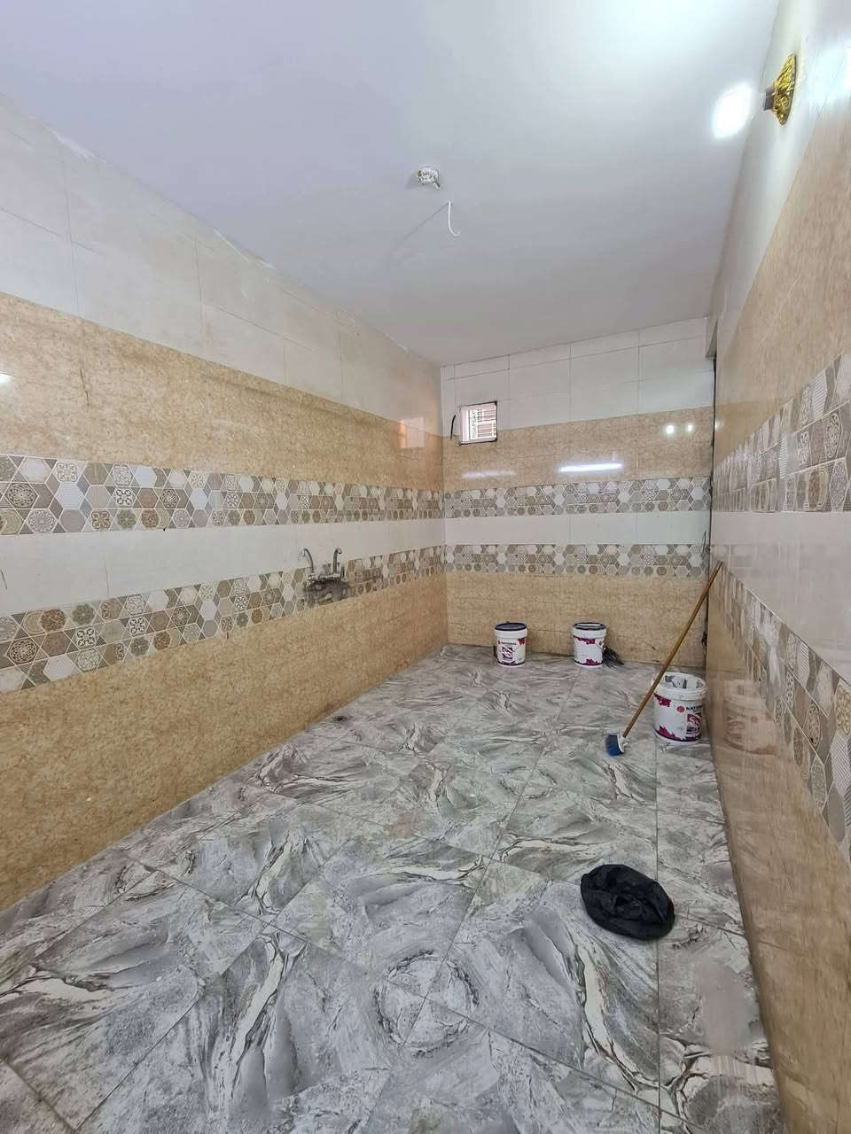 #اللهم صل على محمد وال محمد 
بيت للبيع ١٠٠م طابق واحد.جديد حي الكرار  بلوك عتبة بناء بلوك عتبة ركن عل ثلاثه شوارع موقع مميز مدخلين من الشارع ومدخلين من جوه وبي ثنين غرف نوم وصحيات عدد ٢ وصالات عدد ٢ البيت فول وجديد بالجاير قرب أسواق برتقاله قرب السايدين مال جاير 
.........
سعر الدار ١٢٠ وبي مجال بسيط جدأ 
***********
واتساب متوفر
