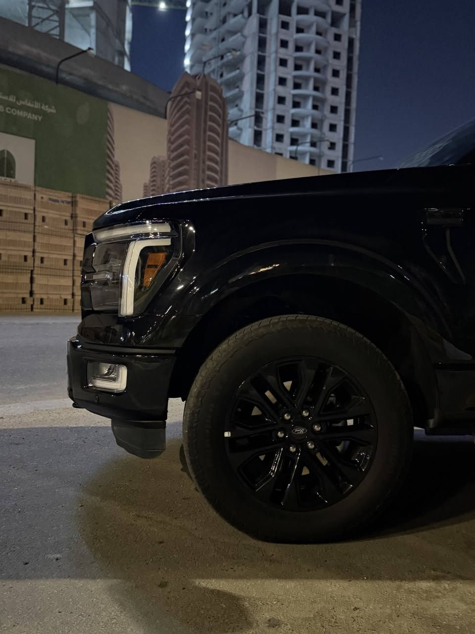 للبيع فورد f150 هايبرد
موديل 2024
فورد F-150 لاريات هايبرد
محرك V6 سعة 3.5 توين توربو هايبرد
Ford F-150 LARIAT 
V6 3.5 Twin-Turbo HIABRD
الممشى 9000 ميل 
باب طويل بدي قصير
لون اسود ملكي (ميتالك شذرة ذهبي)

المواصفات

▪️حساسات امامي وخلفي
▪️کامرات 360
▪️رادارات امامي وخلفي وجانبي
▪️مثبت سرعة تفاعلي
▪️دفع رباعي و ثنائي 
▪️دبل ثقيل دبل خفيف
▪️تدفئة وتبريد المقاعد الامامية
▪️مقاعد بحركة كهربائية كاملة
▪️تحكم كهربائي لعجلة القيادة
▪️ثلاث وضعيات خزن لمقعد السائق
▪️مولد كهربائي خلفي 30 امبير
وباقي مواصفات اللاريات المعروفة 

السيارة شرط ماكو اختها بموديلها وبنظافتها
دور السوگ كله بعدين اتصل وبالخدمة 

السيارة بدون صبغ فقط تبديل باب خلف السائق نفس اللون
رقم المالك : ***********

