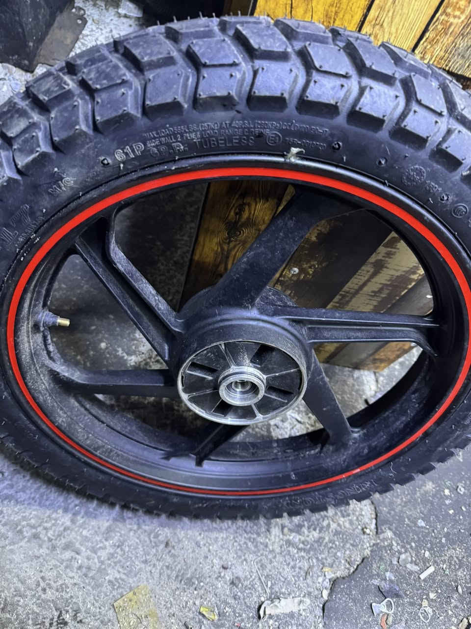 السلام عليكم تاير ويلي مال بوكسر خلفي سعر ١٠٠ وبي  مجال مكاني شارع فلسطين هاتف ***********
