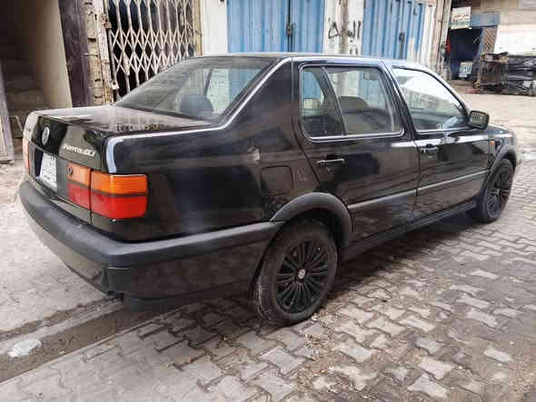 السلام عليكم
فنتو موديل 1993 مصبوغة عام مكفولة من الضربة 

محرك 1800 كير عادي مكفولات سيارة ناعمة كهربائيات شغالة 
السعر 38 وبيه مجال 
مكاني بغداد/دورة ***********
