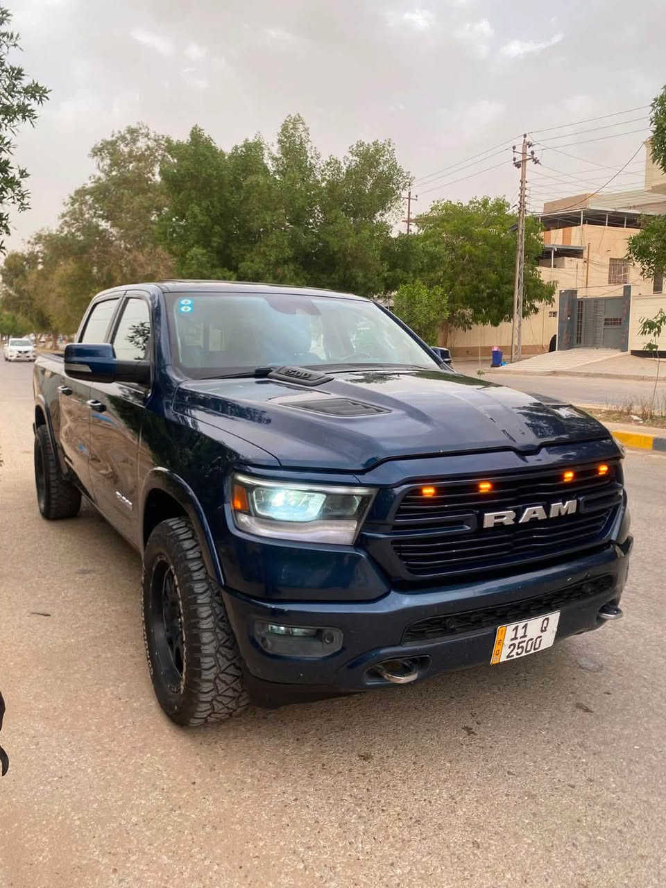 دوج رام 2022 لارامي لون ازرق غير محدد
رقم بغداد مميز
النوع:- RAM 1500
لمتد 
المكينه :- 5700 V8 سوبر جارچ
كشنات جلد سماكي
كراسي كهرباء
رادار امامي وجانبي
شاشه تسلا 
مري شفط 
باب طويل + بدي قصير 
دفع رباعي 4*4 
نظام ال ECO اقتصادي
تايرات نوع جبلي
حادث السياره 
فقط الجاملغ الخلفي صبغ
***********ا
