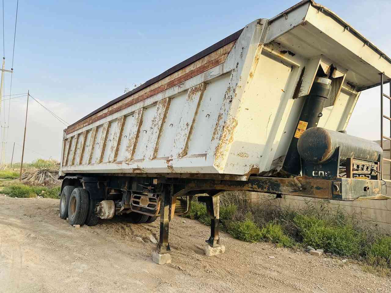 عربانة للبيع  أوزمن تركي خفيفه جدا وزنها تقريبا ٧طن  ثلاثة محاور اثنين ثابت واحد رافع ذرعته ٢٧ متر مكفولة ***********
