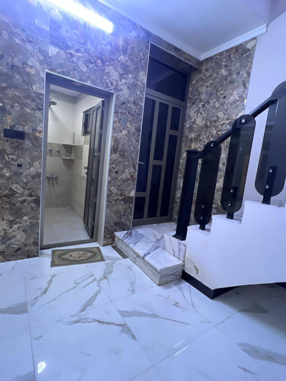 دار ٧٥م طابقين الأرضي خدمات والطابق الأول ٢نوم مربع الهياكل مقابل السيديه قريب على السريع مقابل شركة لكزز شارع العلوه مطلوب عائله صغيره مرتبه موظف م الصفا للعقار ابو ايهاب هاتف *********** السيديه
