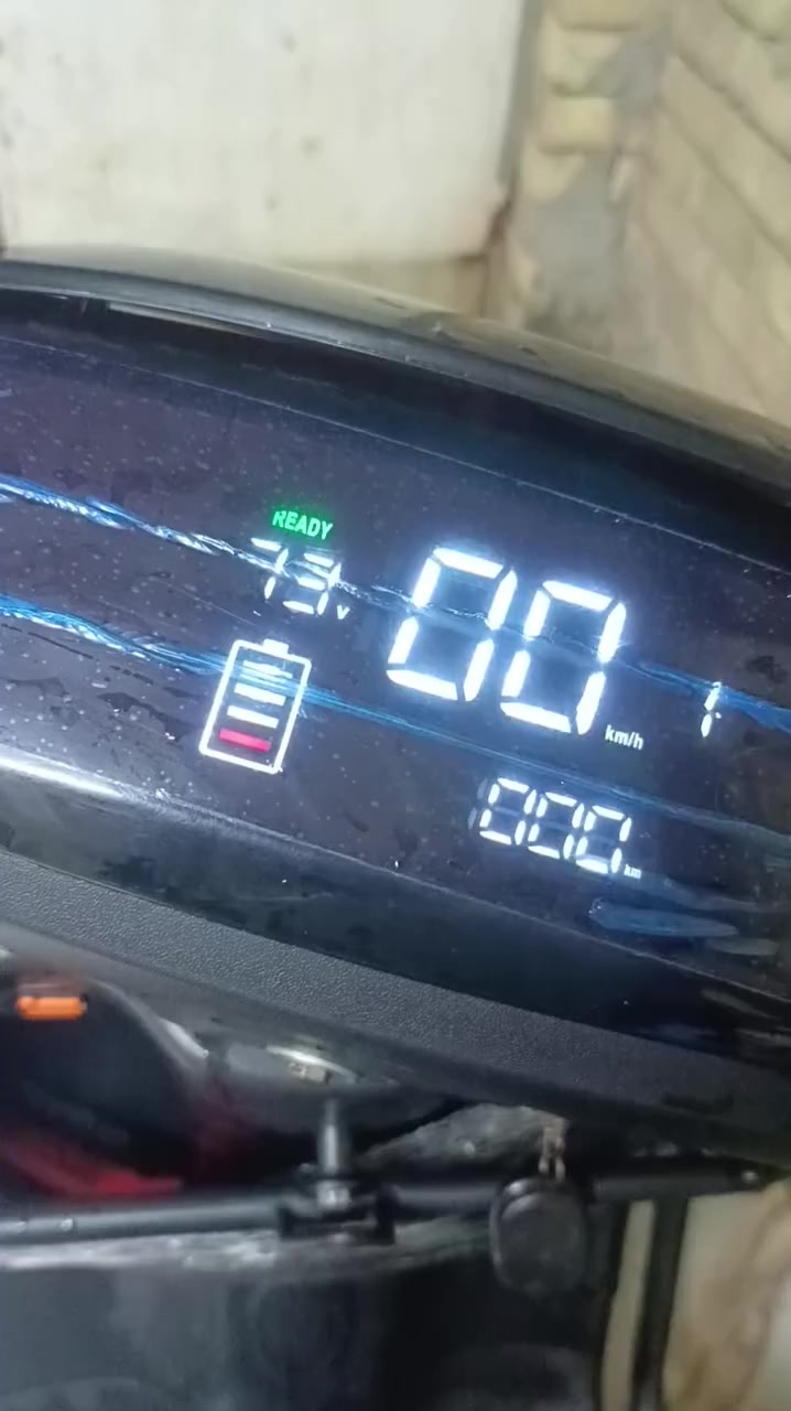 سلام عليكم دراجة ماتركس الصقر
الملف 1200 سبع بطاريات السرعة 100 حقيقي 
النضافه 100%🔋 دراجة مدرعه بل كامل
وبيه نضام البك الخلفي السعر 900 بيه مجال 
 العنوان بغداد منطقه العبيدي رقم الهاتف ***********
