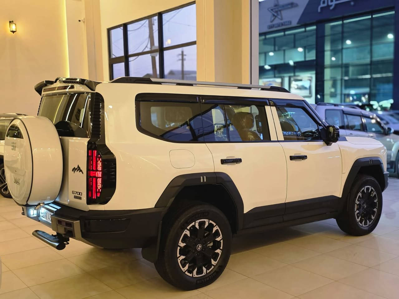 السلام عليكم 
جيتور G700 - 2026 Premium بريميوم 
العداد : 3,157km بعدها شبه الزيرو 
عنوان بغداد 
الهاتف : ***********

* محرك 2.0 تيربو + نظام هايبرد PHEV بقوة 904 حصان.
* دفع رباعي ذكي AWD.
* 6 مقاعد (2+2+2) كابتن بالصف الثاني.
* شاشة عدادات 35.4 إنج.
* شاشة وسطية 15.8 إنج.
* Apple CarPlay و Android Auto.
* نظام صوت Lexicon بـ 18 سماعة.
* تبريد وتدفئة ومساج للمقاعد الأمامية.
* شحن لاسلكي 50 واط.
* كاميرات 540 درجة مع رؤية تحت السيارة.
* مثبت سرعة راداري متكيف.
* مساعد الحفاظ على المسار.
* فرملة طوارئ أوتوماتيكية.
* Tank Turn (اللف بمكان السيارة تقريباً).
* Crawl Mode للأوفرود.
* عمق خوض ماء 900 ملم.
* تعليق هوائي Air Suspension مع تحكم بالارتفاع. citeturn0search2turn0search1

ومن الشغلات الحلوة أيضاً:

* ثلاجة داخلية.
* عطر مدمج للمقصورة.
* تحكم صوتي لأربع مناطق داخل السيارة.
* فلتر هواء CN95.
* باب شنطة كهربائي.
* Matrix LED Headlights
