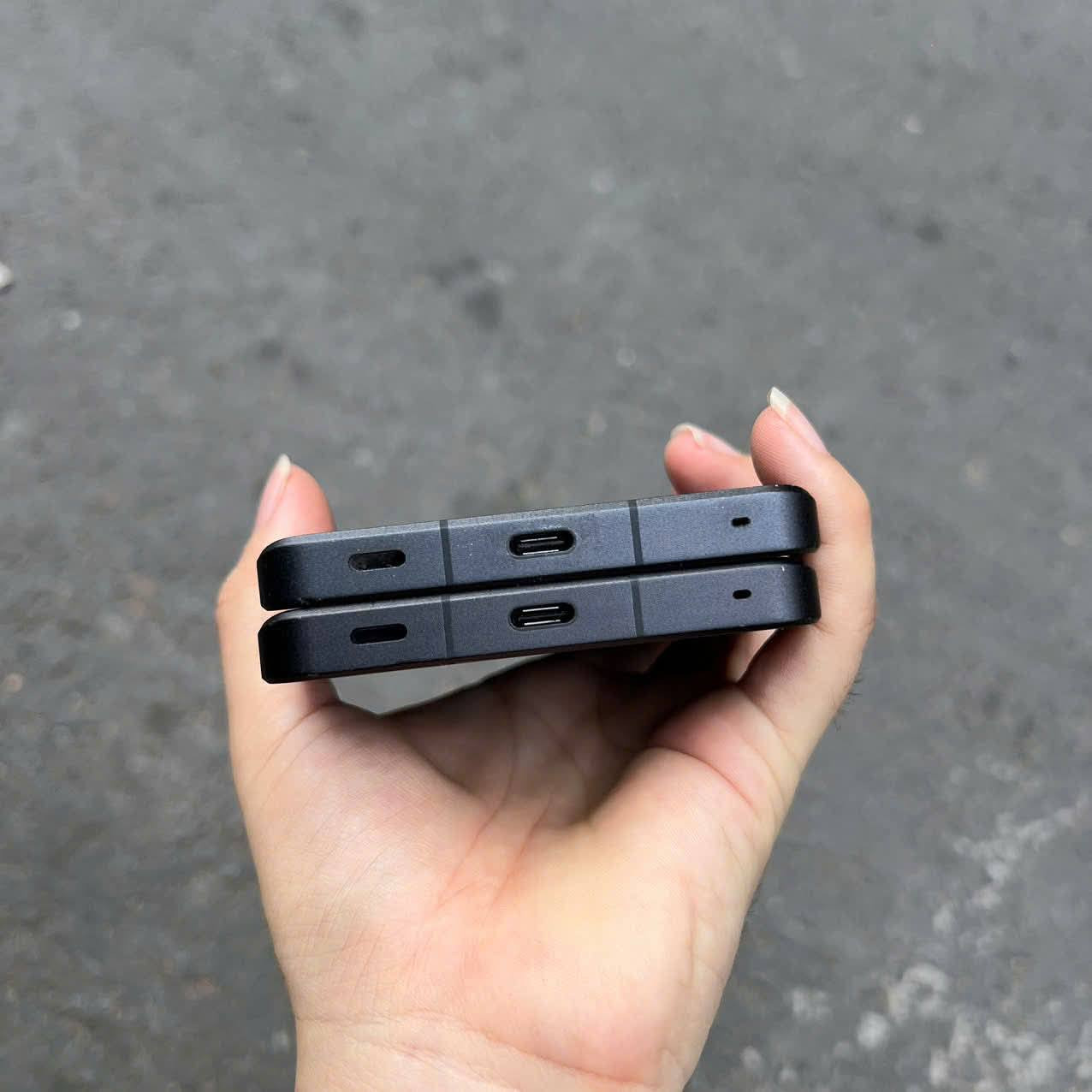 ⚡️ عرض القنبلة: Sharp Aquos R8 Pro - الياباني العملاق ⚡️
لعشاق النظافة والأداء الخرافي، وصل الوحش الياباني Sharp R8 Pro (قطعتين فقط). الجهاز مو بس قوي، هذا سينما وكاميرا احترافية بجيبك!
✅ حالة الأجهزة:
جديد زيرو: الأجهزة جديدة تماماً (New Condition).
غير مستعمل: الجهاز ما داخل بي سيم كارت ولا مشتغل.
ما مگتف: (بمعنى الجهاز مفتوح رسمياً ويشتغل على كل الشبكات بكل سلاسة).
🚀 ليش تختار Sharp R8 Pro؟
الكاميرا: مستشعر ضخم 1 إنش بالتعاون مع Leica (عدسات لايكا العالمية) لصور خرافية حتى بالإضاءة الضعيفة.
الشاشة: شاشة Pro IGZO OLED بمعدل تحديث مرعب 240Hz وسطوع يصل لـ 2000 nits.
المعالج: التنين Snapdragon 8 Gen 2 – تشغل أقوى الألعاب (ببجي 90 فريم وأكثر) بدون لاك.
الذاكرة: رام 12GB وتخزين 256GB (أسرع نوع UFS 4.0).
البطارية: 5000 mAh وتدعم الشحن اللاسلكي.
💰 السعر والمكان:
السعر للقطعة الواحدة: 350 دولار نهائي (قفل).
العدد المتوفر: قطعتين فقط.
⚠️ ملاحظة: الأجهزة لقطة ومستحيل تلكاها بهذا السعر وهي بوضع "الزيرو".
للحجز والاستفسار:
[***********] 📞
أو مراسلة الخاص 📩
