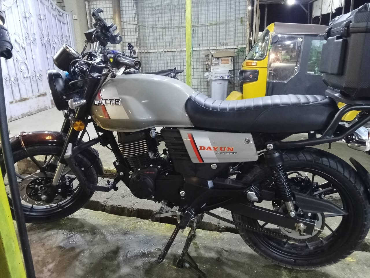 سلام عليكم دراجه دايوان لاتي للبيع فقط بدون مرواس صارلها 20 يوم نازله من المعرض زيرو بعدها مرقمه اربيل يعني تروح لاربيل كبل تنزل ب اسمك بدون تحويل بعدها ب اسم المعرض عليها تزويد مازده وصالنصه من سيزر ابيعها كامله حته الصندوك وياها السعر ب2و 700الف وبيها مجال للشراي العنوان العبيدي حي الرئاسه ***********
