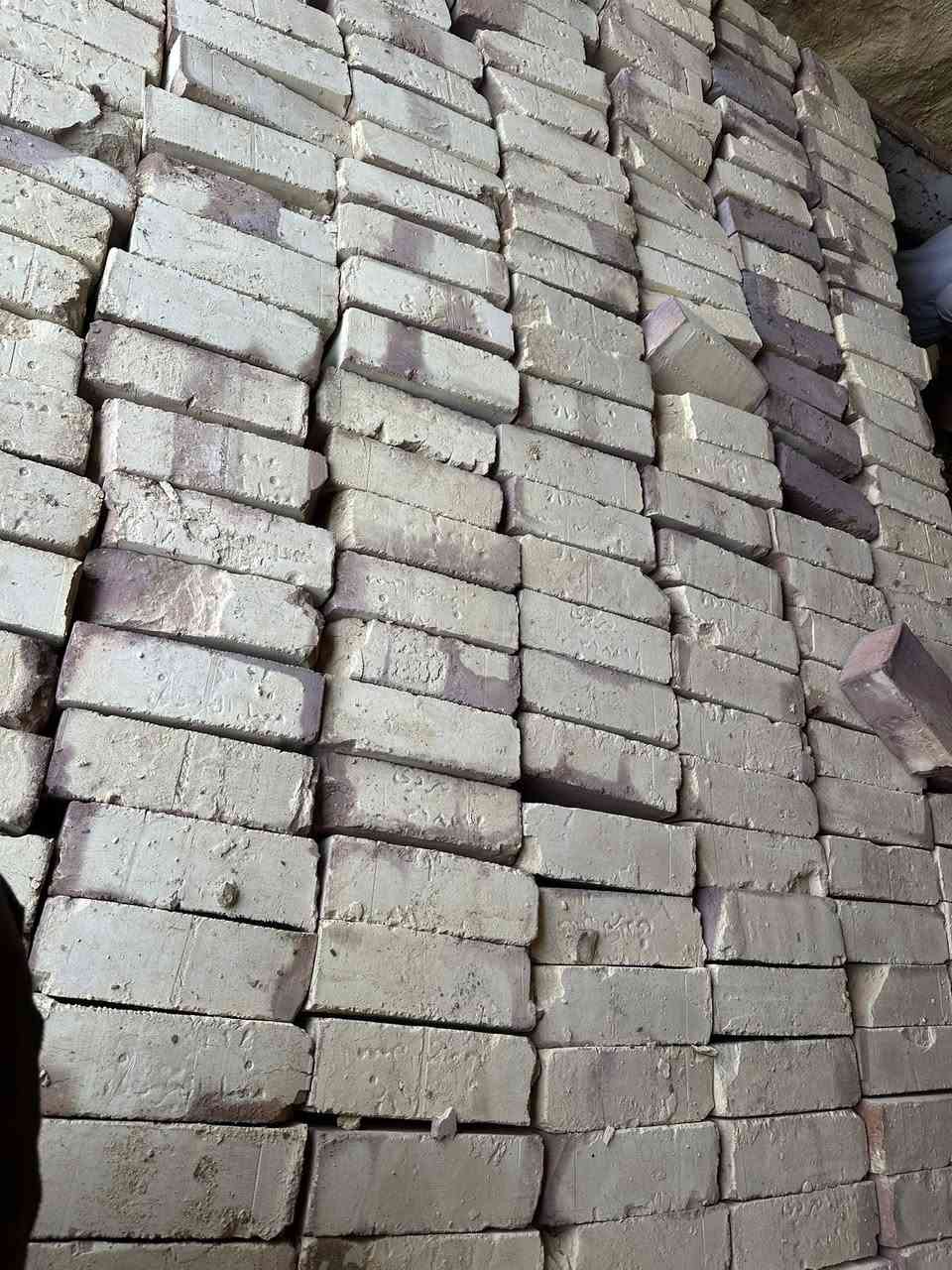 طابوق معمل الجرادي
يوجد طابوق العادي و جمهوري واصل الى الديوانيه  
التواصل ***********
