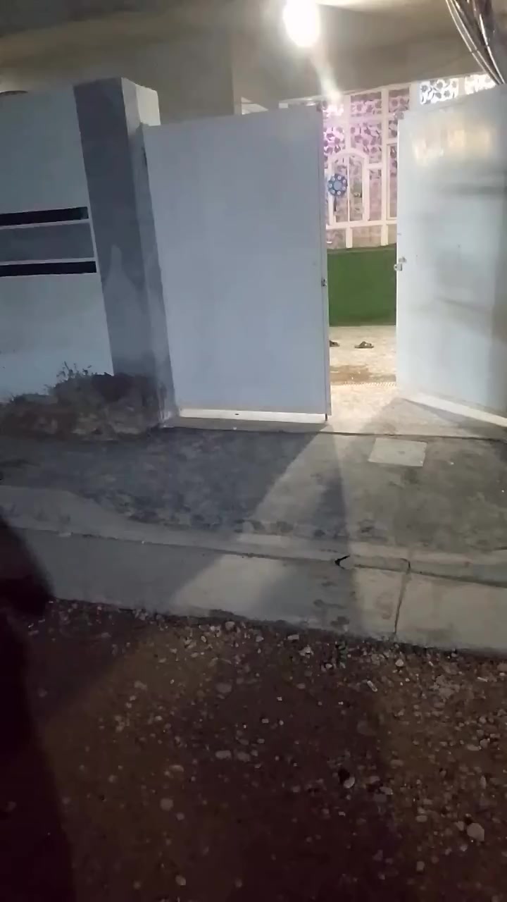 السلام عليكم بيت للبيع في الكماليه خلف السوك منطقه حي الامل مساحه 165يحتوي علا استقبال وصاله وغرفتين وساحه وصحيات داخليه و خارجيه  .المنطقه باشروا بلتبليط  بيها 
رقم الهاتف ***********
