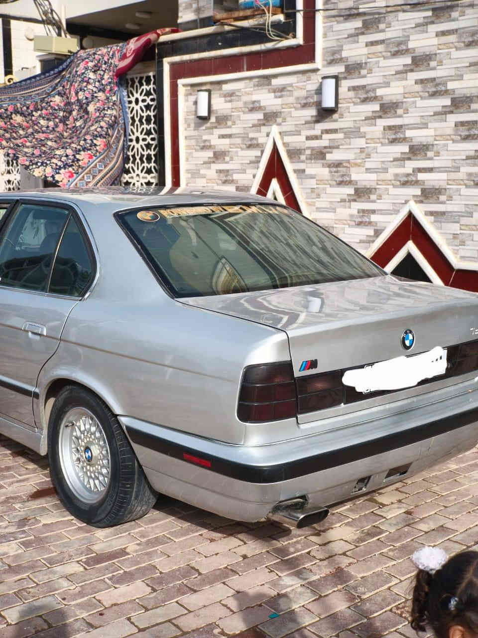 بي ام دبليو للبيع حجم ٥٢٥ محرك مسكر لون رصاصي سنوية جديدة رقم بغداد حديث كير اوتوماتيك تاخذ على الفحص سعرها ٧٠ ورقه وبيها مجال للشراي والمو شراي لا يدخل ويسأل سيارة مرتبة وجاهزة وبالحقيقة احلى  التواصل مع الرقم *********** بغداد
