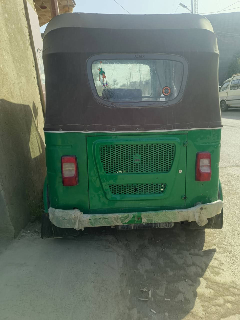 سلام عليكم باجاج 22
تكتك حلوة خير من الله مكينه كفالة 
بيها فقط يم البك لايت شوية 
أوراقها ضايعة اتكفلها سرقة 
***********
