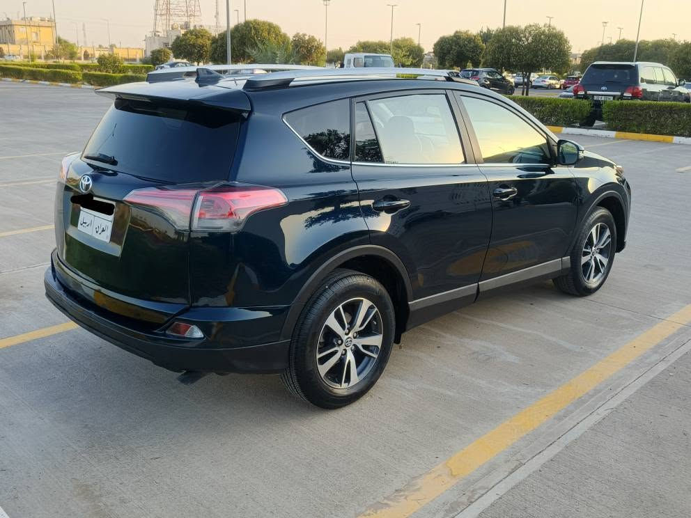 toyota rav4 2018 XLE 
‎(سعری :155 وەرەقە مەجال )
‎
‎تۆیۆتا ڕاڤ فۆڕ 
‎مۆدیل : 2018 
‎١٢٨ هەزار کم ڕۆشتیە 
‎مواسەفات: XLE سلاید فول مواسەفات 
‎ناو سپی ، ڕاداری ئاوێنە ، سندوق شەفت ...هتد 
‎دەبل ئەکسل 
‎گێرو مەکینە بەشەرت 
‎دوو پارچەی سبوخە (سندوق ، بۆنید )
‎ئەرباگ بیلادیە نەتەقیە  
‎سەنەوەی دوو مانگی مایە 
‎شوێن هەولێر 
‎ڕەقەم تەلەفۆن : *********** 
‎رەقەم شانسی : 
‎2T3RFREVXJW837205
‎ أربيل, العراق
