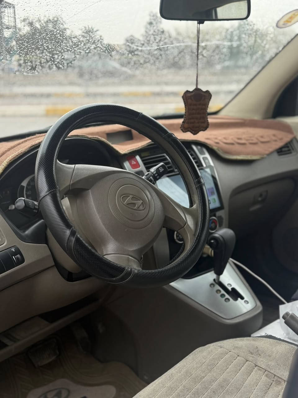 سلام عليكم هونداي توسان موديل ٢٠١٠  سياره بيه ضربه جدا بسيطه بالبنيد  وبنيد مصبوغ نفسه شرط صبغ اصلي وبيه صبغ صندوك خلفي وجاملغ خلفي اثر تخريب بدون ضربه قويه ولا شواصي ولا اي ايرباك سياره نضيفه كلش داخل نضيف كير محرك صدر تبريد كله مكفول تخم تاير سياره ماشيه 109 حقيقي شرط بلاد  ال يحب يشوف سونار يدلل
مكان سياره بغداد الاعظميه قرب جامع نداء   وهذا رقم هاتف ***********  
سعر سياره ١٠٨ وبيه مجال بسيط
