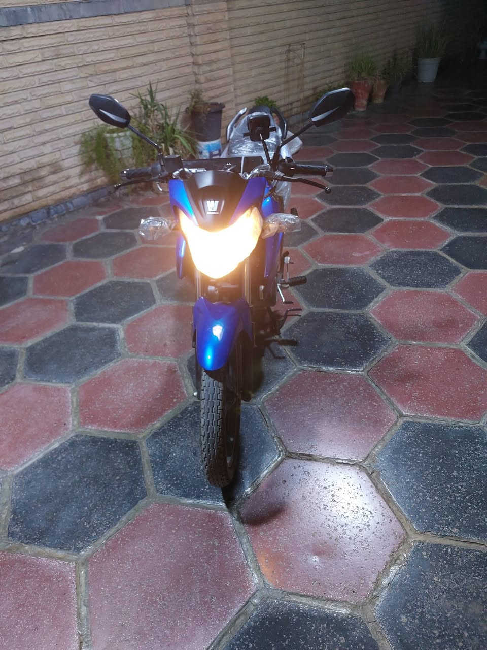 السلام عليكم للبيع دراجه هاوجي KA زيرو ماشيه اقل من الف موديل 2023 150cc مرقم بغداد رقم انكليزي جديد هزه جديده سنويه باسمي شرط تحويل بدون وكاله  خزان الوقود 10 لتر تقريبا اقتصاديه بالبنزين العداد دجتال السعر 20 بيها مجال بسيط  للتواصل ***********
