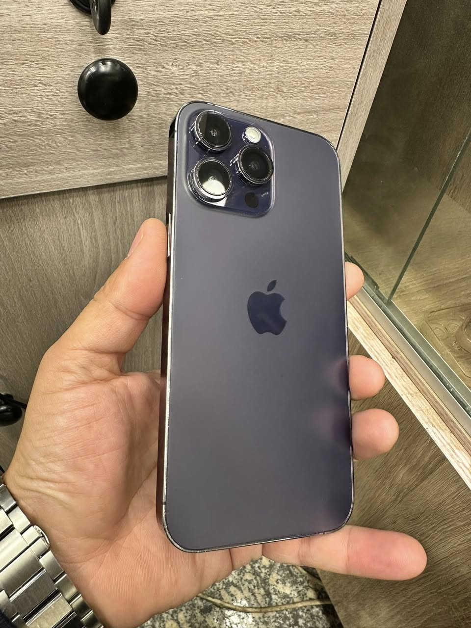 السلام عليكم
١٤ بروماكس ذاكرة ٢٥٦ بطارية ٨٢ بلادية
الجهاز A/AA شرق اوسط 
مبدل شاشة اصلية من ابل
الباقي كلشي مكفول ملحقات كيبل اصلي ممستخدم وياه
السعر ٦٥٠ مجال قليل
 مكاني زيونة
***********
