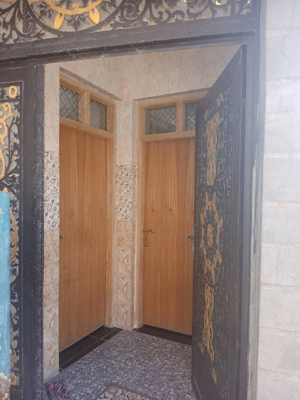 دار للبيع طابق واحد 200متر الرمادي حي الاكراد الجهة الجديدة قرب جامع الصالحين وقريب على كورنيش التأميم وجسر الحوز المؤدي لمركز المدينه شارع تبليط و مجاري شارع مرتب يتكون من غرفتين نوم و ديوانية و هول و صاله ومطبخ زائد كراج و حديقة الاتصال ***********
