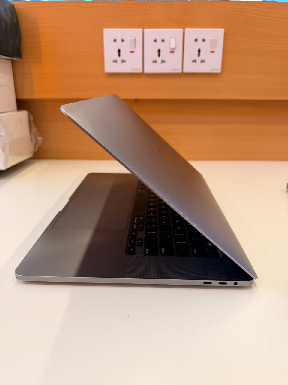 MacBook Pro 2019 16 inch
معالج intel ci7
رام ١٦ كيكا 
هارد ٥١٢ كيكا 
كارت شاشة intel uhd 630 
Touch Bar, touch id 
ملحقات شاحنة ولابتوب 
نظافة بالصور 
عنواني بغداد / حي الجهاد 
***********
السعر خاص
